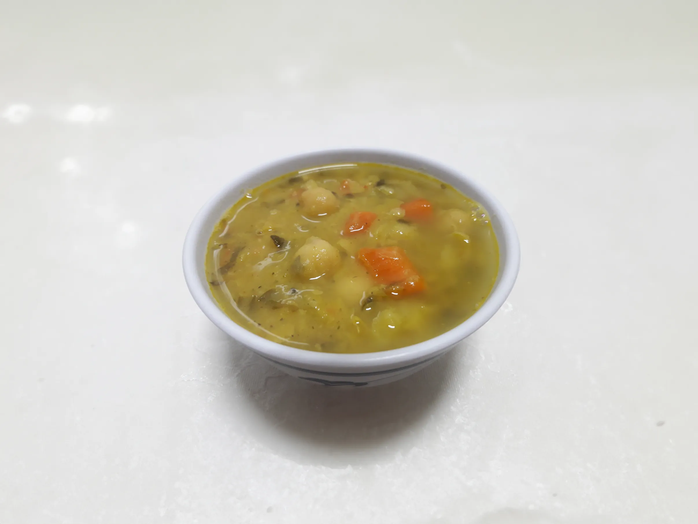 Sopa de grão de bico com legumes